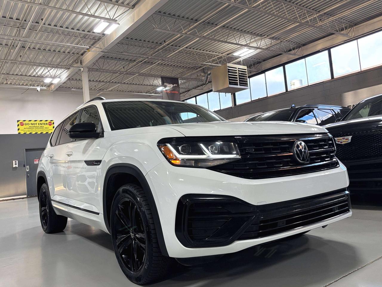 2023 Volkswagen Atlas R-Line|4MOTION|NAV|FENDERAUDIO|7PASS|LEATHER|PANO| Photo