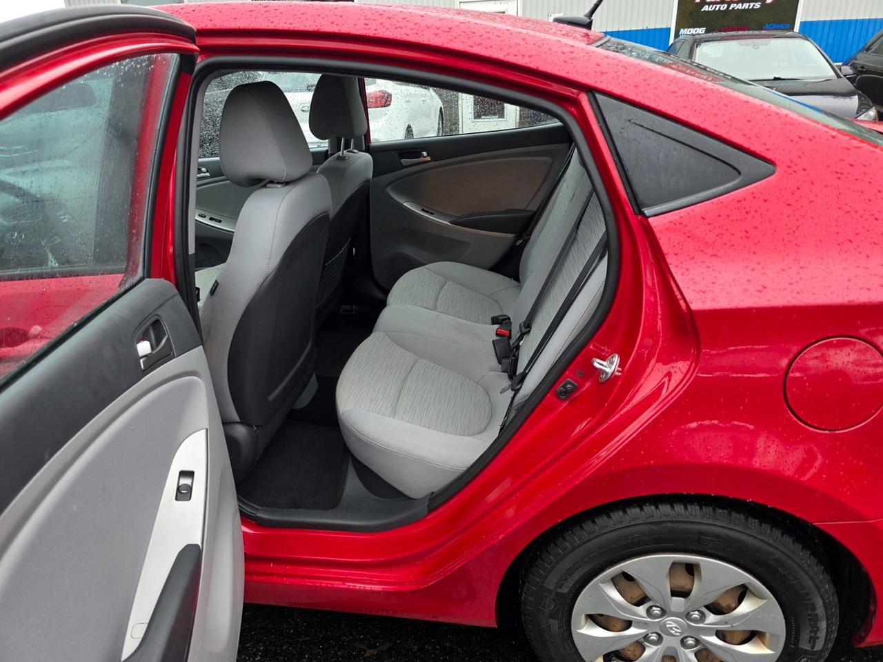 2016 Hyundai Accent SE Photo