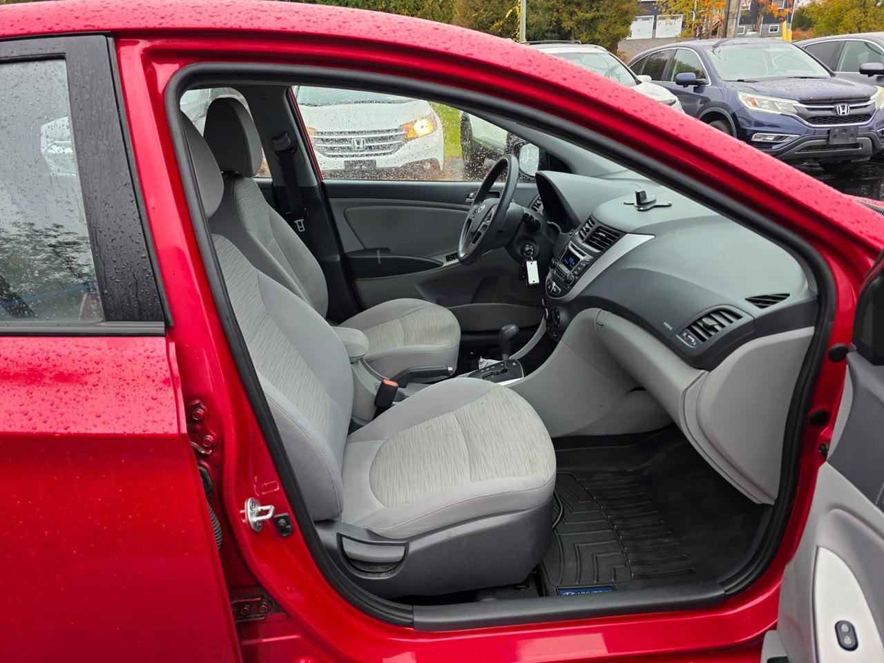 2016 Hyundai Accent SE Photo