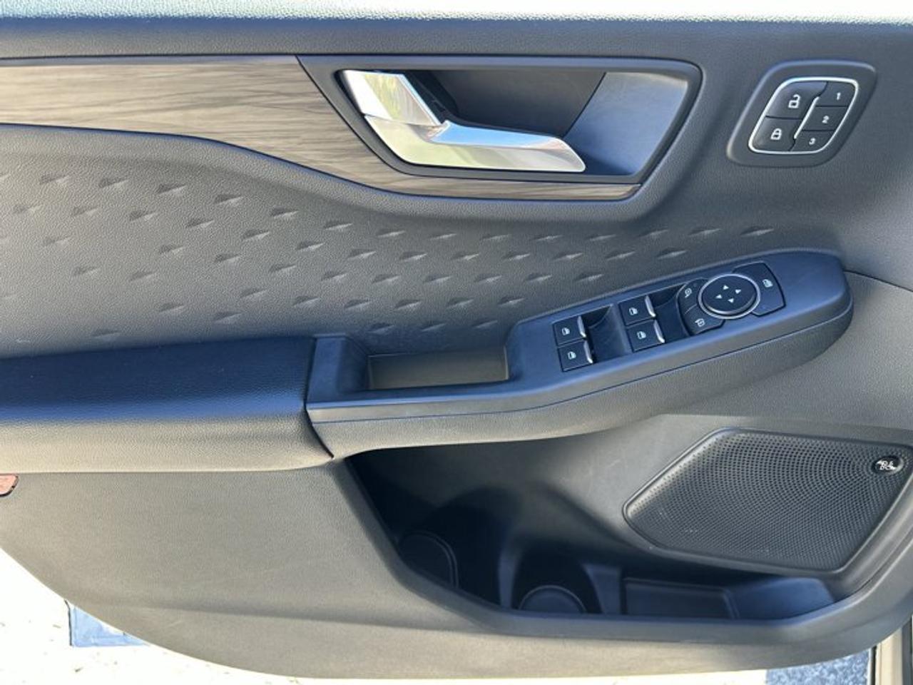 2020 Ford Escape Titanium Hybrid AWD | No Accidents | Pano. Sunroof | Leather Photo