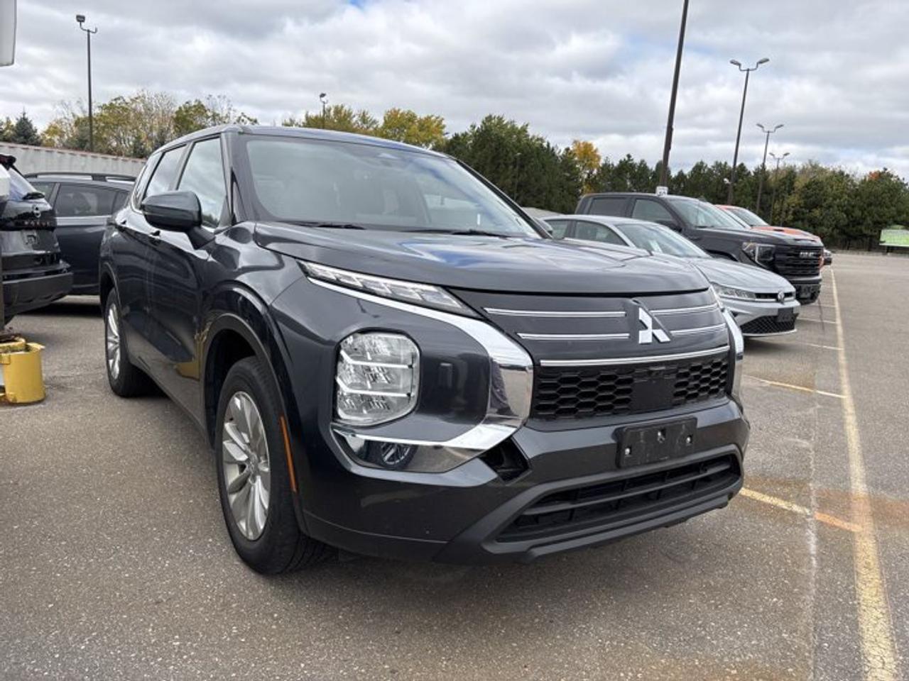 2025 Mitsubishi Outlander ES S-AWC | No Accidents Photo3