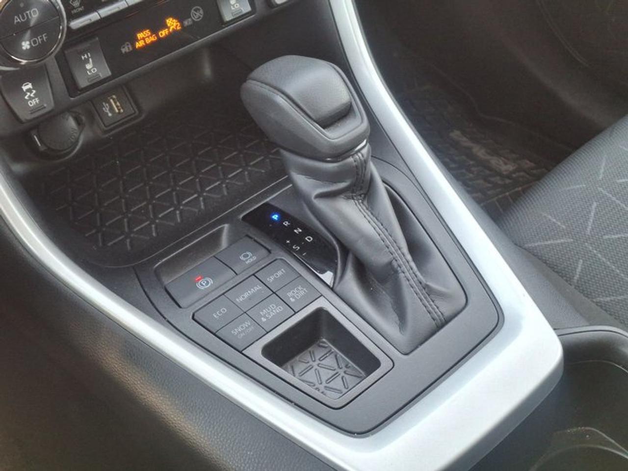 2025 Toyota RAV4 XLE AWD | Sunroof | Power Seat | Radar Cruise | Heated Wheel + Seats | Power Liftgate | and More ! Photo