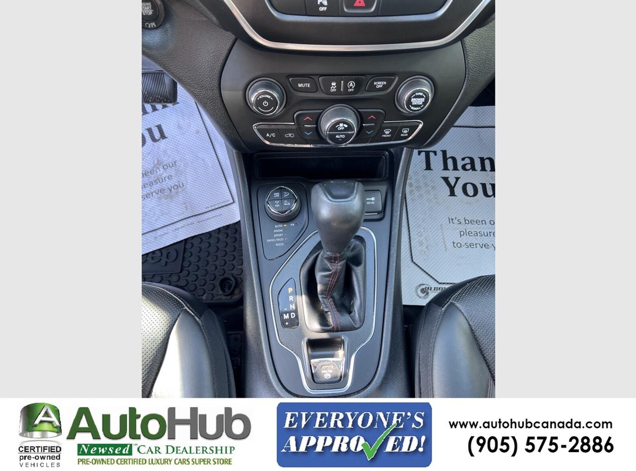 2019 Jeep Cherokee TRAILHAWK ELITE-TOP OF THE LINE Photo