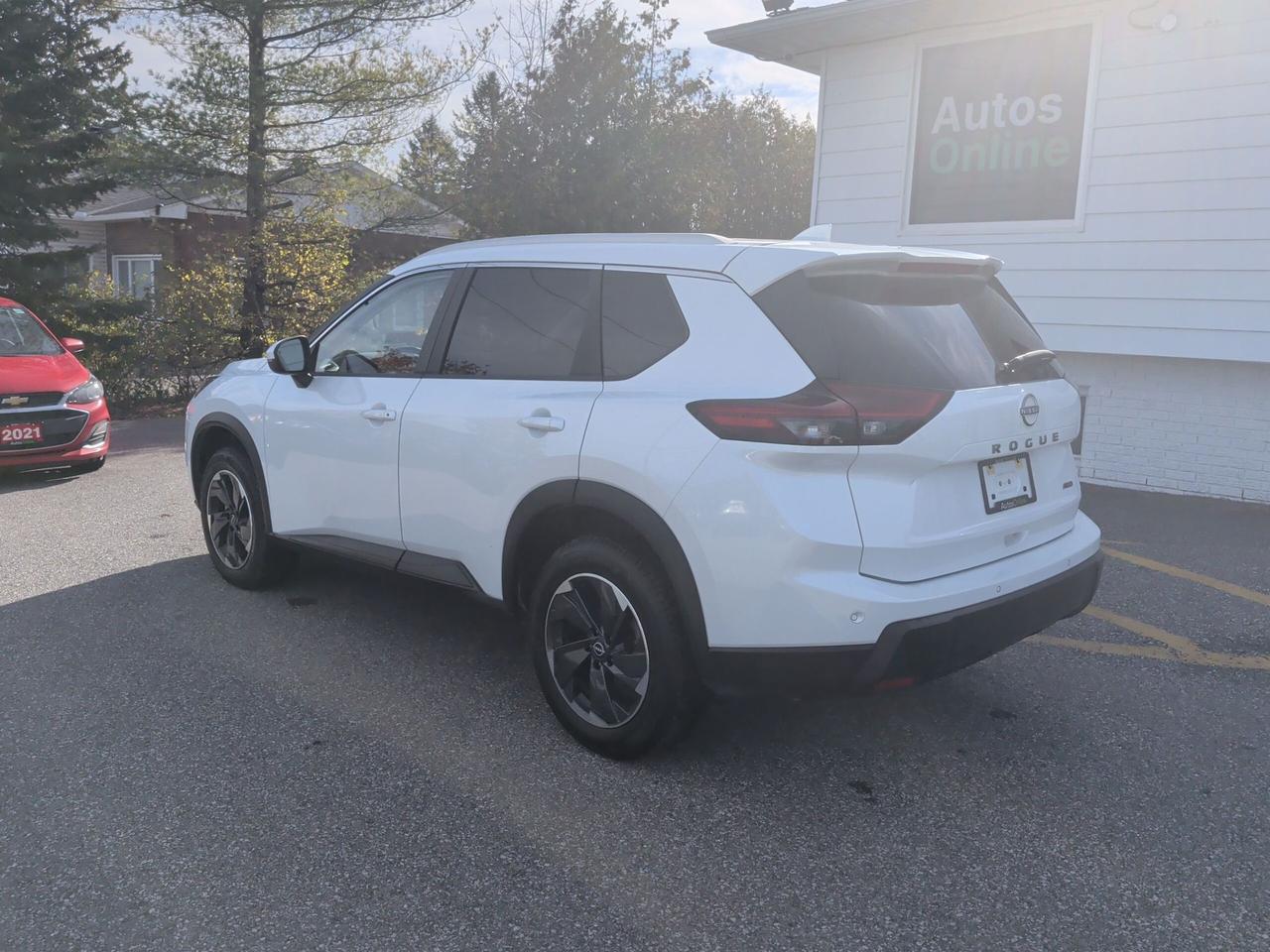 2025 Nissan Rogue AWD-SV-MOONROOF-HEATED SEAT/WHEEL-BEAUTY! Photo2