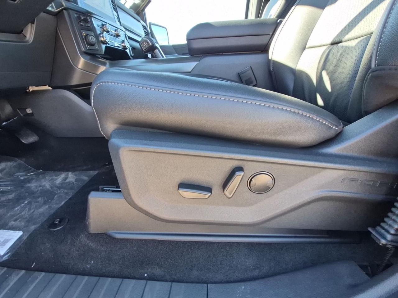 2026 Ford F-150 LARIAT, MOONROOF, BLACK PKG, TOW/HAUL PKG Photo
