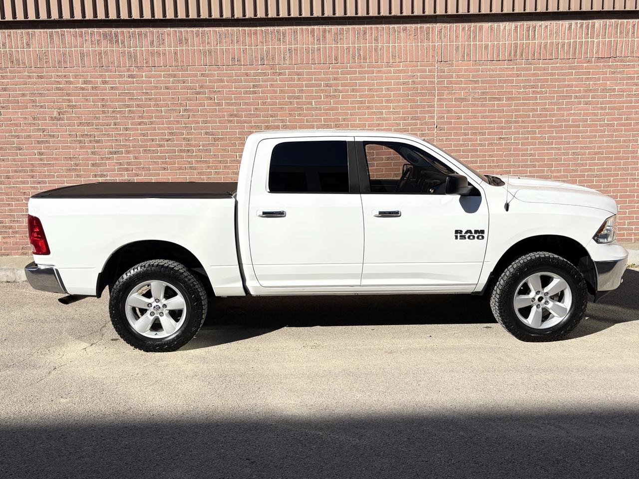 2016 RAM 1500 SLT Photo3