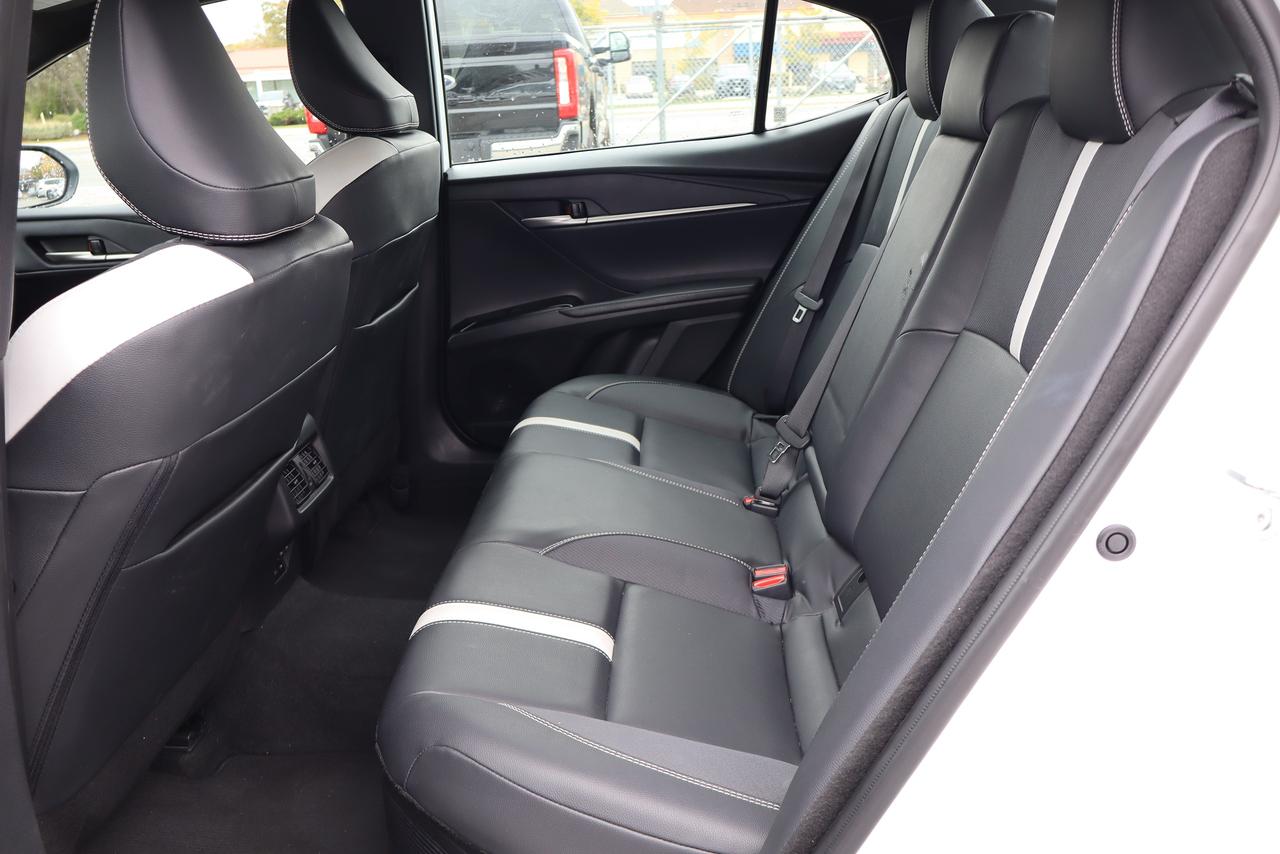 2025 Toyota Camry SE Hybrid Photo