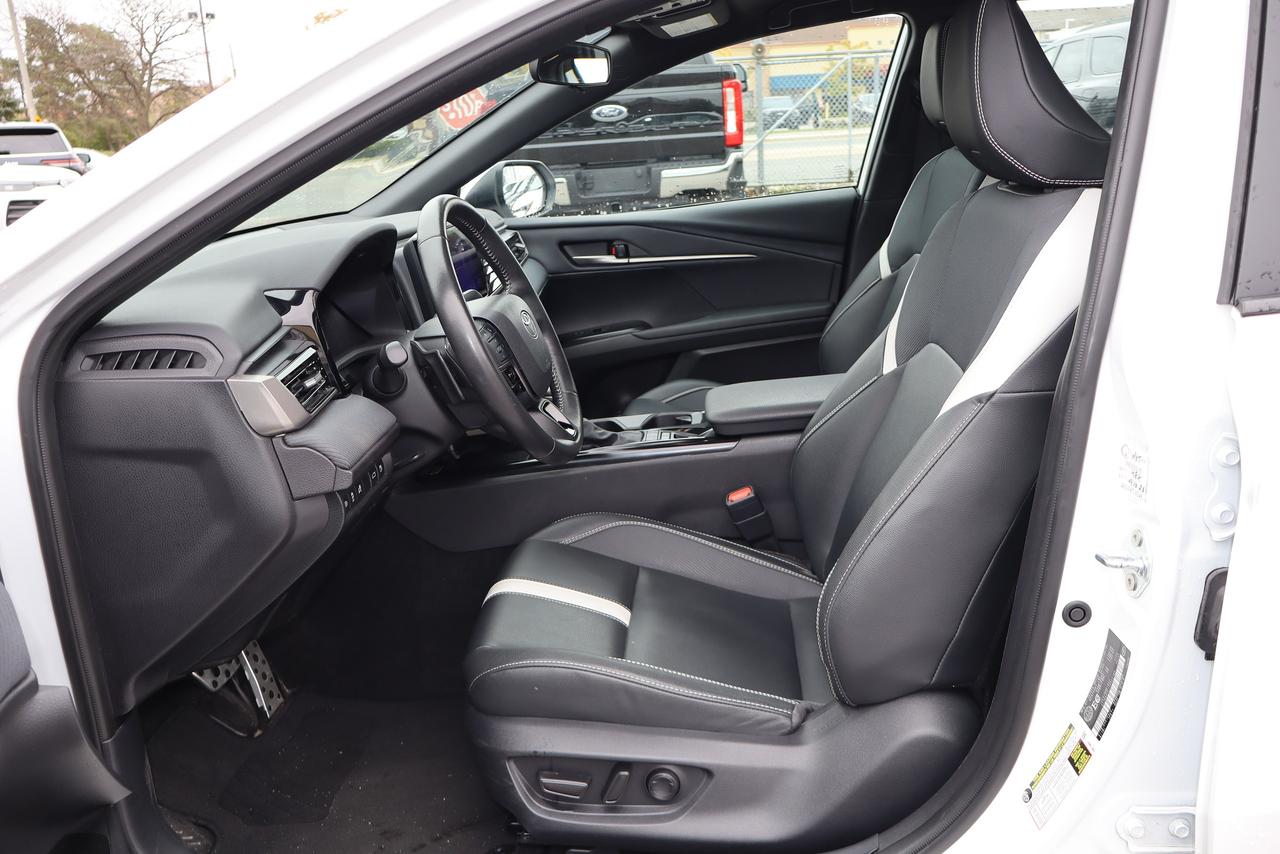 2025 Toyota Camry SE Hybrid Photo