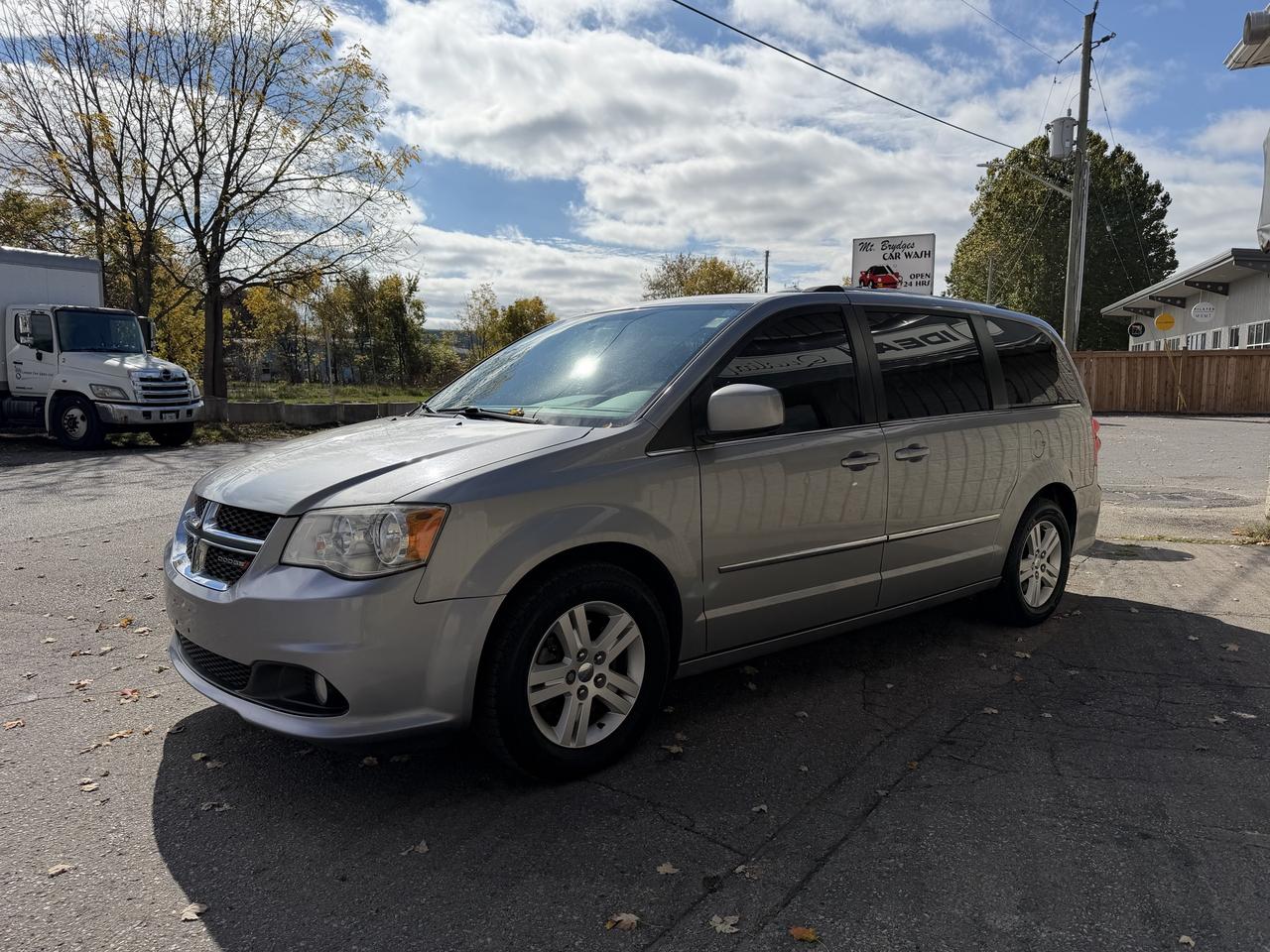 2016 Dodge Grand Caravan Crew Photo2
