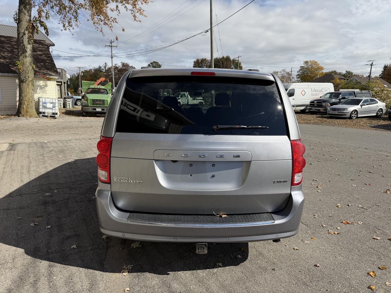2016 Dodge Grand Caravan Crew Photo3