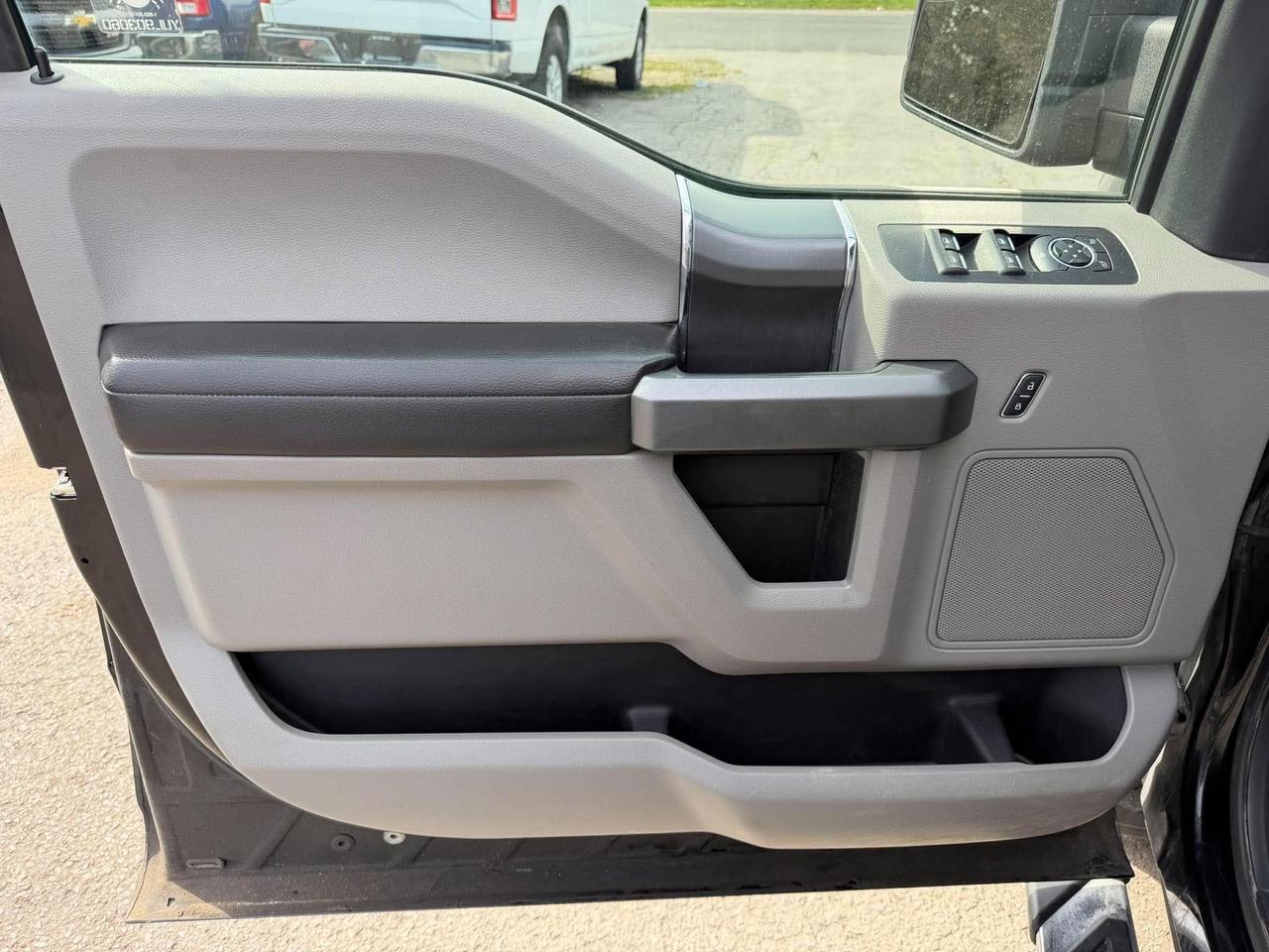 2016 Ford F-150 4WD SUPERCREW 157" XLT Photo