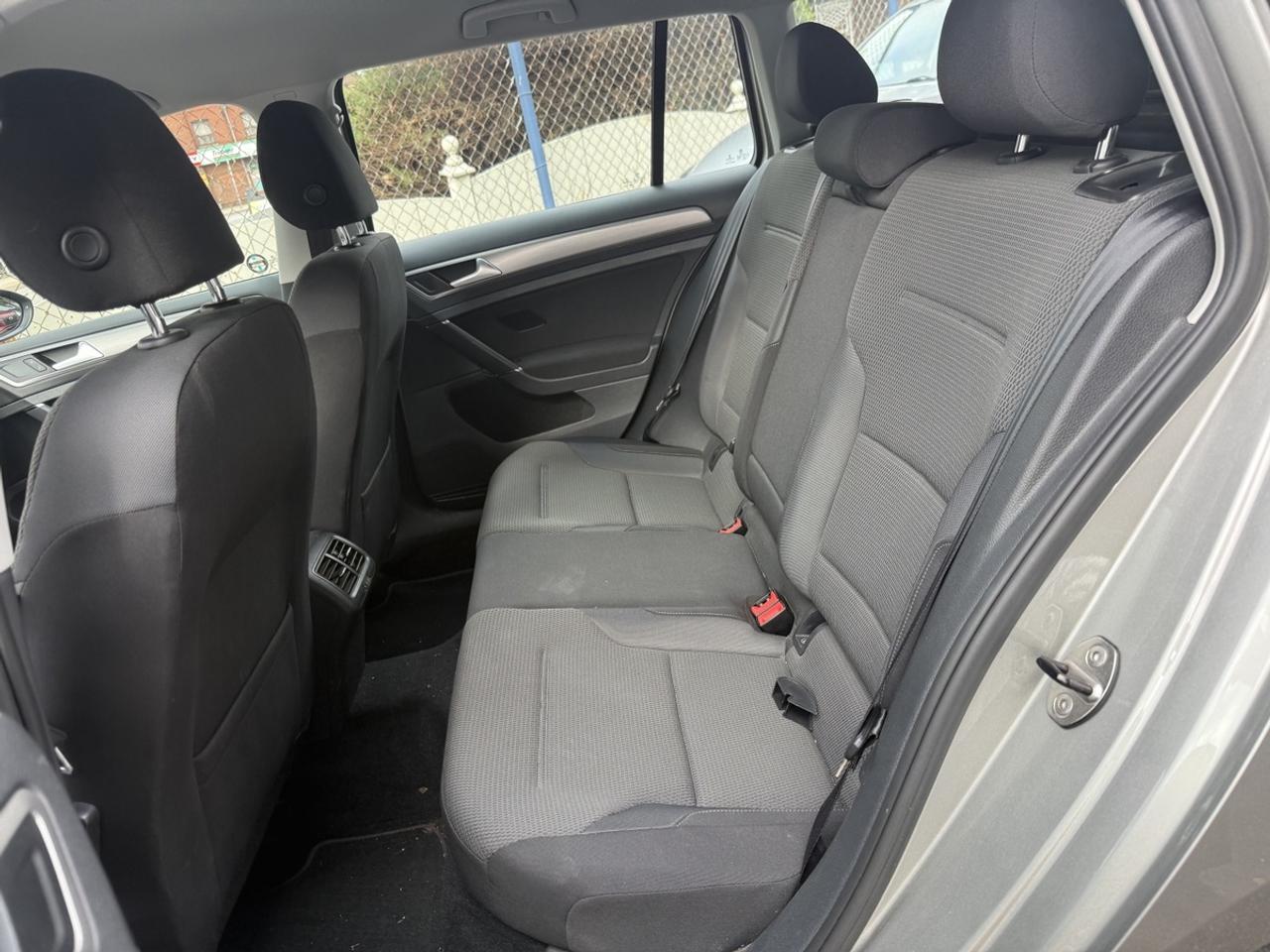 2015 Volkswagen Golf SportWagen Trendline Photo