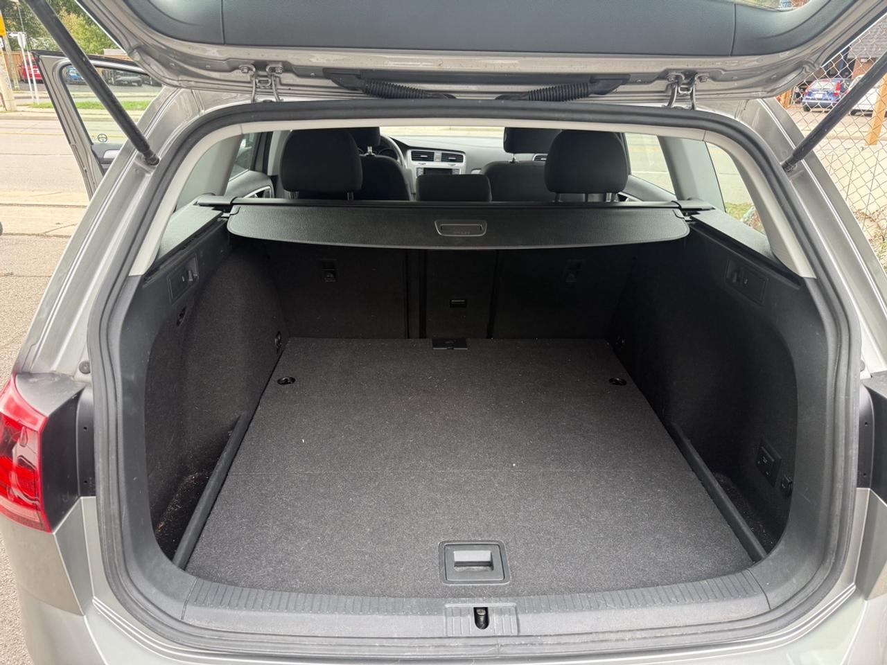 2015 Volkswagen Golf SportWagen Trendline Photo