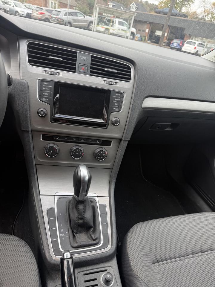 2015 Volkswagen Golf SportWagen Trendline Photo