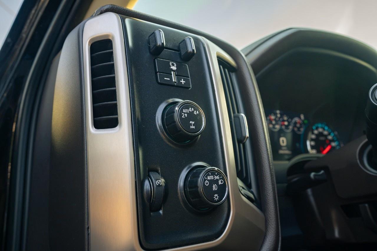 2017 GMC Sierra 1500 4WD Crew Cab Standard Box Denali Photo