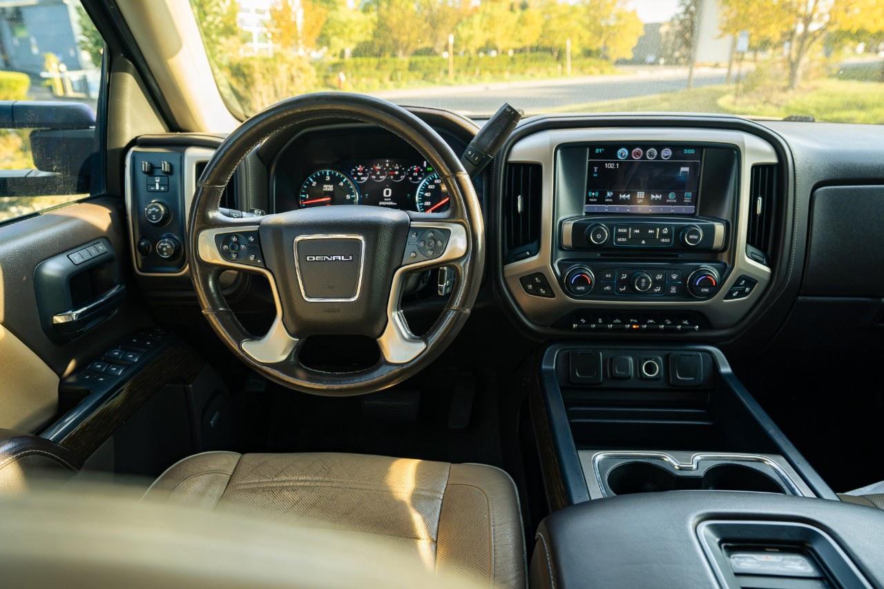 2017 GMC Sierra 1500 4WD Crew Cab Standard Box Denali Photo