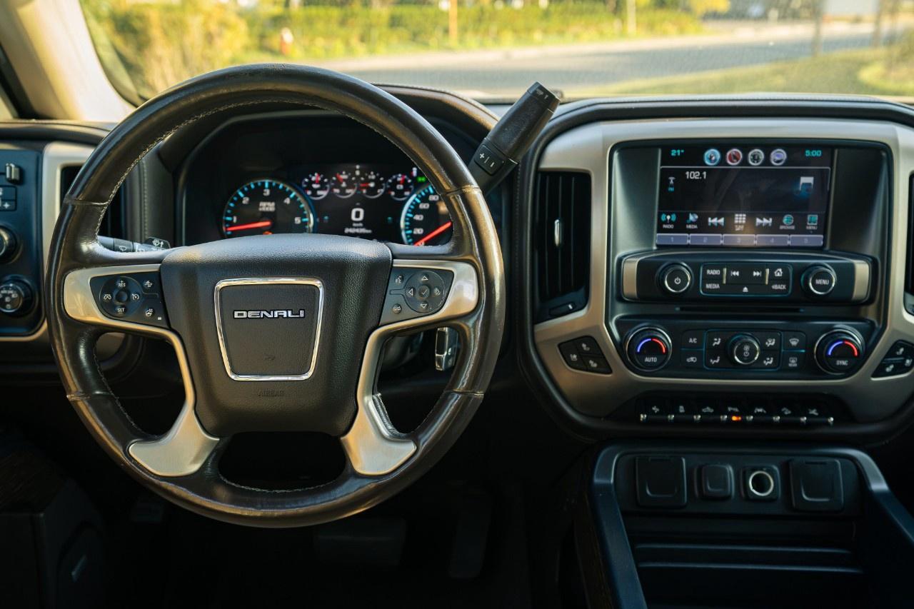 2017 GMC Sierra 1500 4WD Crew Cab Standard Box Denali Photo