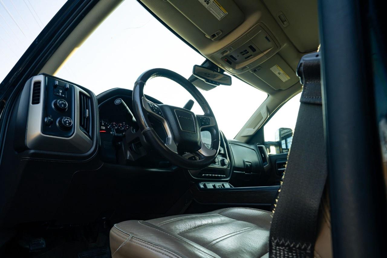 2017 GMC Sierra 1500 4WD Crew Cab Standard Box Denali Photo