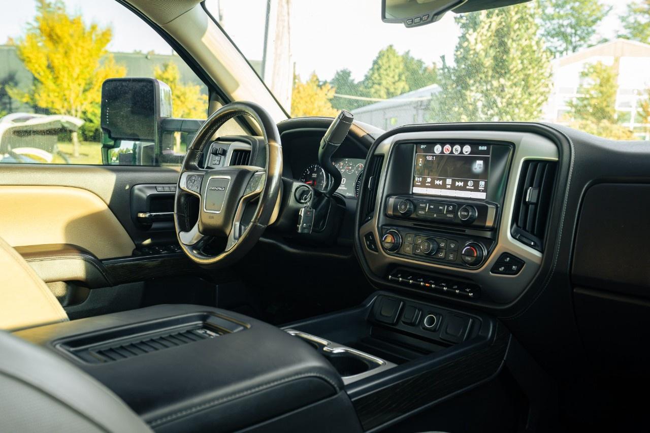 2017 GMC Sierra 1500 4WD Crew Cab Standard Box Denali Photo