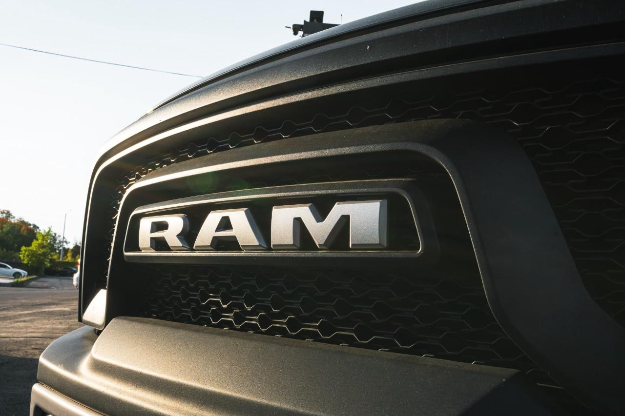 2017 RAM 1500 4WD Crew Cab 5.7 Ft Box Rebel Photo4