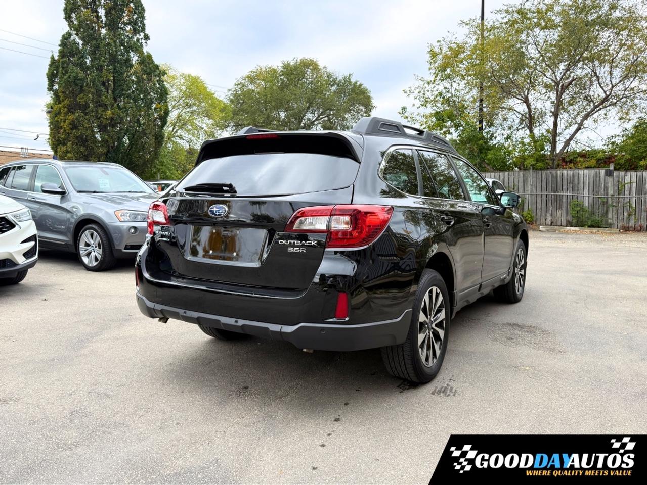 2017 Subaru Outback 3.6R Limited ONE OWNER DEALER SERVICED CLEAN CARFX Photo