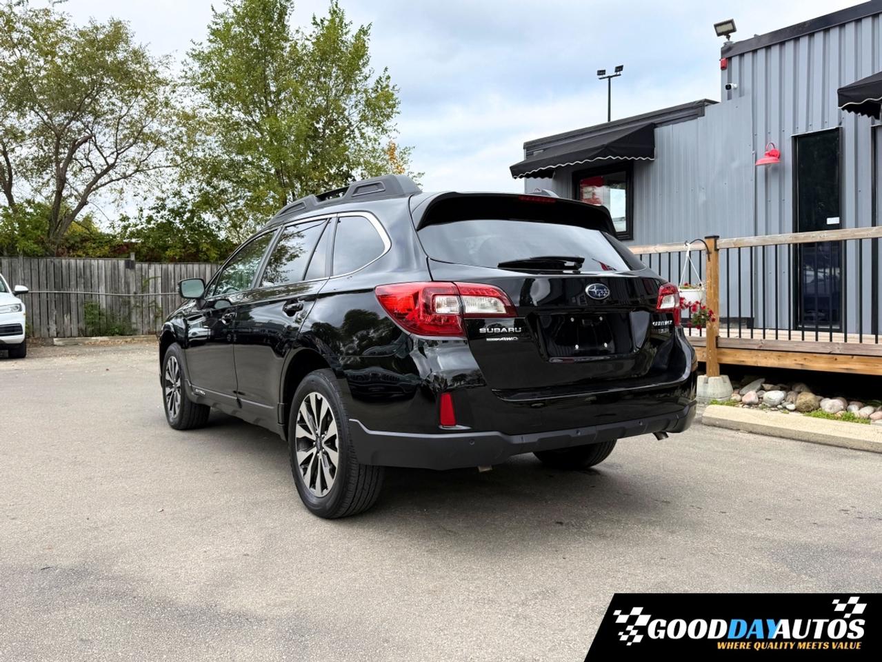 2017 Subaru Outback 3.6R Limited ONE OWNER DEALER SERVICED CLEAN CARFX Photo