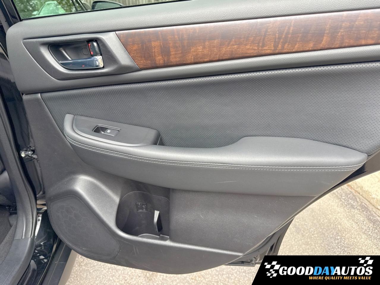 2017 Subaru Outback 3.6R Limited ONE OWNER DEALER SERVICED CLEAN CARFX Photo