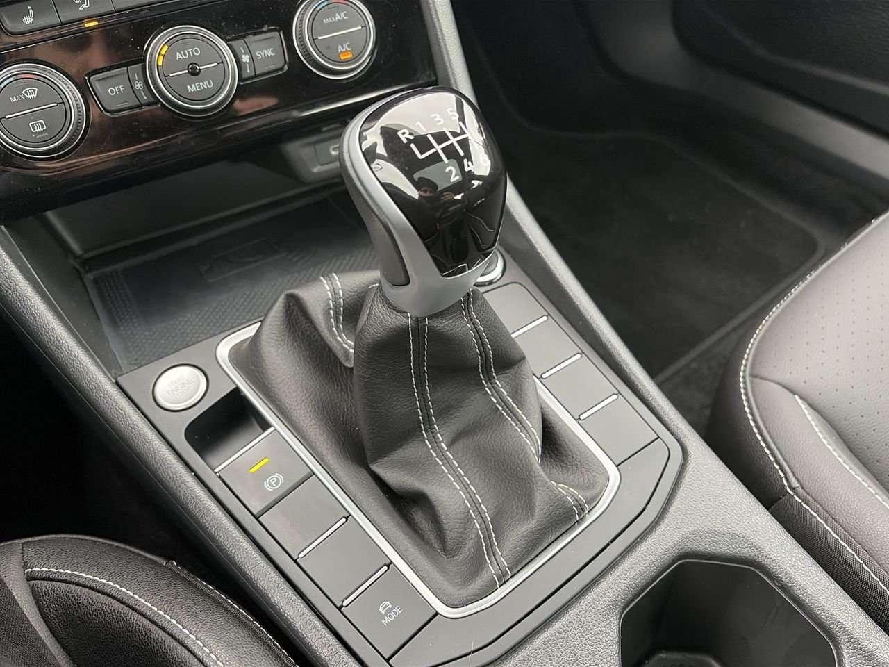 2024 Volkswagen Jetta Comfortline 1.5T 6Sp Keyless Start  Alloy Wheels  Stability Control  Apple/Android CarPlay Photo