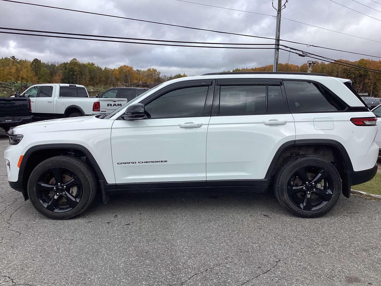 2023 Jeep Grand Cherokee Altitude Photo3