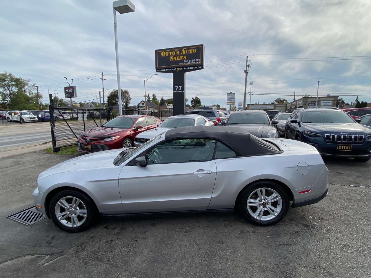 2012 Ford Mustang Premium Photo4