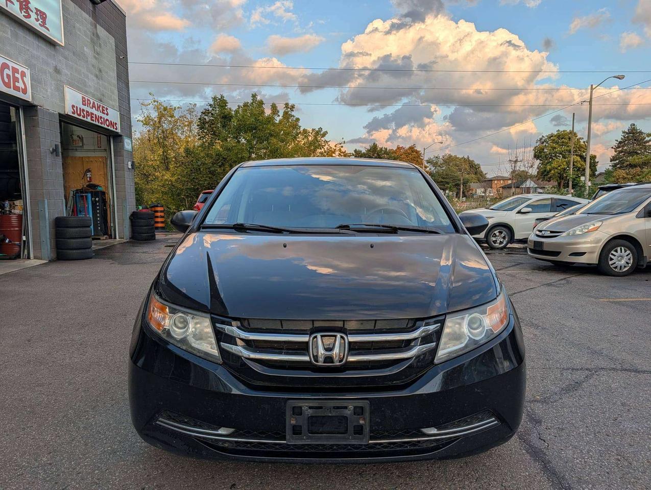 2015 Honda Odyssey LX Photo1
