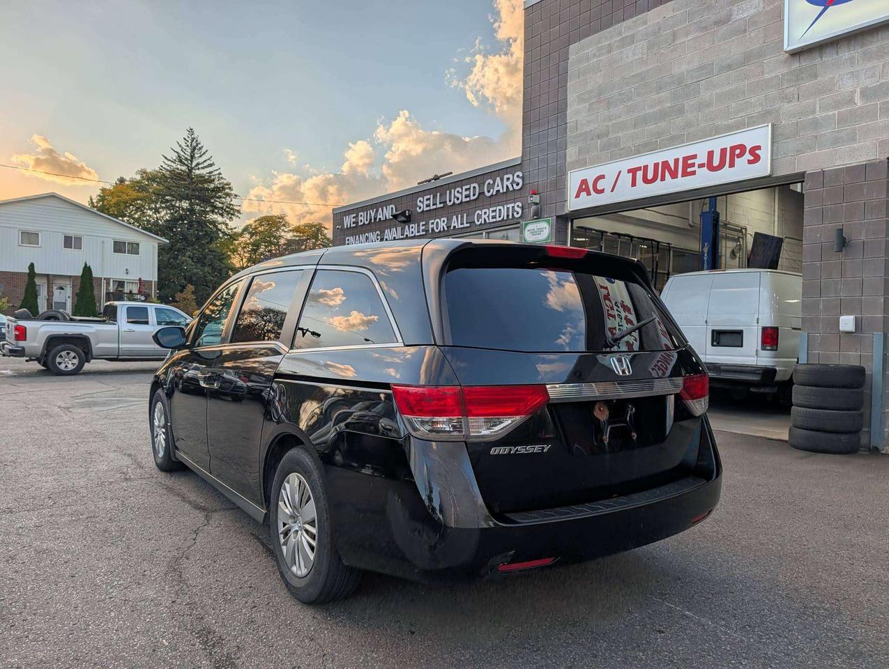 2015 Honda Odyssey LX Photo