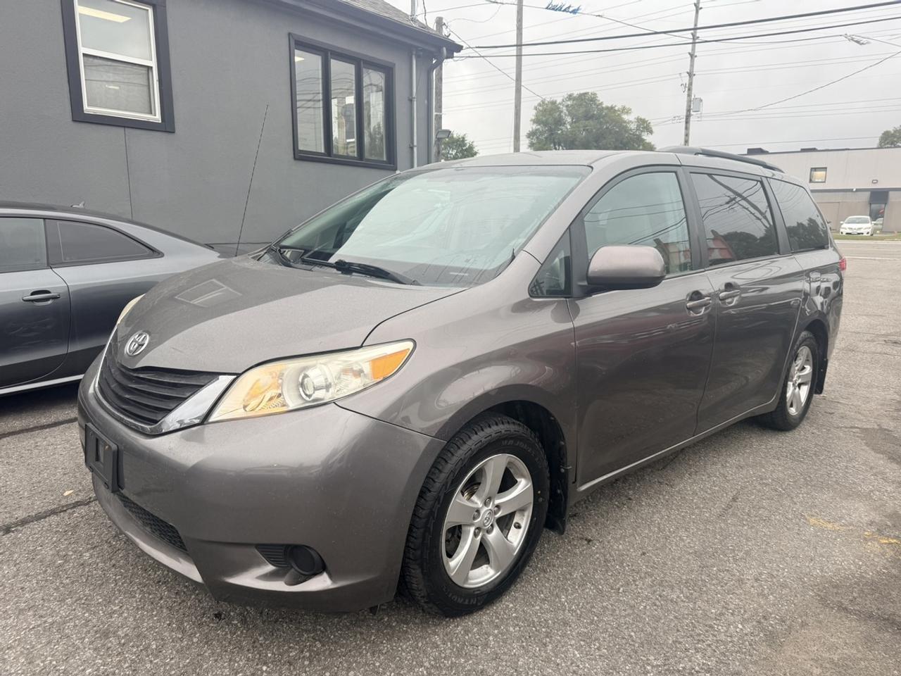 2014 Toyota Sienna LE - 8 PASSENGER - R.CAMERA - POWER SLIDING DOORS - BRAND NEW TIRES & BRAKES - LOTS OF NEW MAINTENANCE! Photo