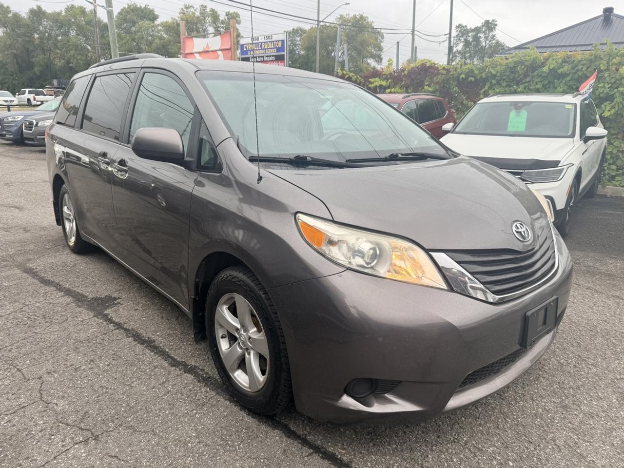 2014 Toyota Sienna LE - 8 PASSENGER - R.CAMERA - POWER SLIDING DOORS - BRAND NEW TIRES & BRAKES - LOTS OF NEW MAINTENANCE! Photo