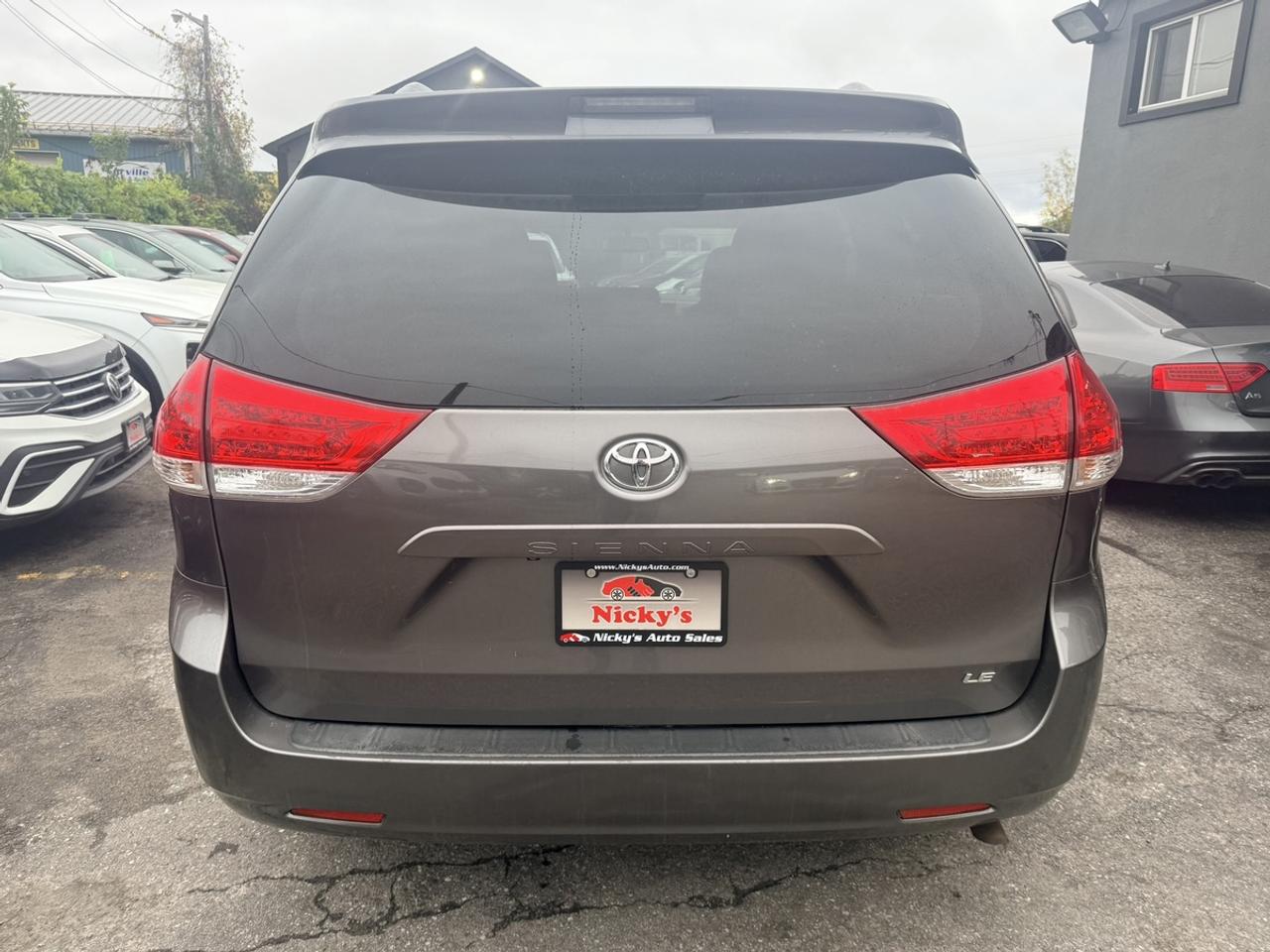 2014 Toyota Sienna LE - 8 PASSENGER - R.CAMERA - POWER SLIDING DOORS - BRAND NEW TIRES & BRAKES - LOTS OF NEW MAINTENANCE! Photo