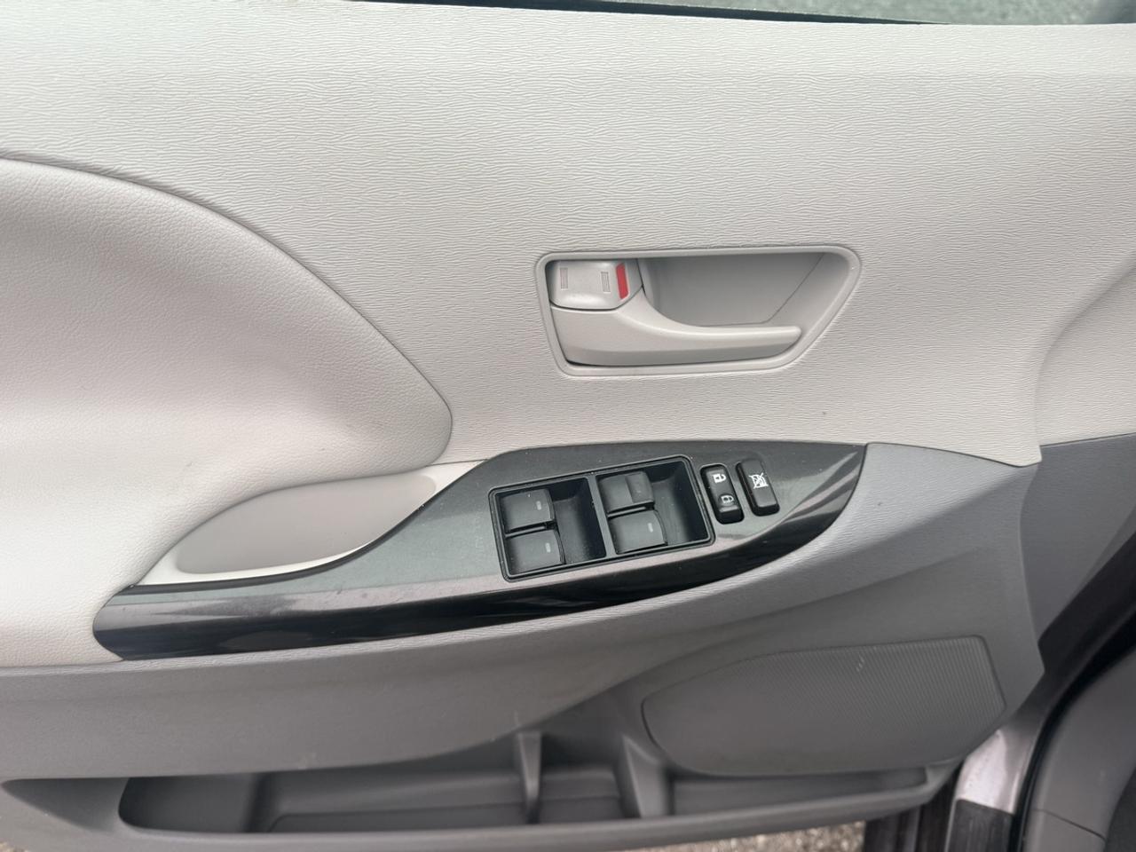2014 Toyota Sienna LE - 8 PASSENGER - R.CAMERA - POWER SLIDING DOORS - BRAND NEW TIRES & BRAKES - LOTS OF NEW MAINTENANCE! Photo