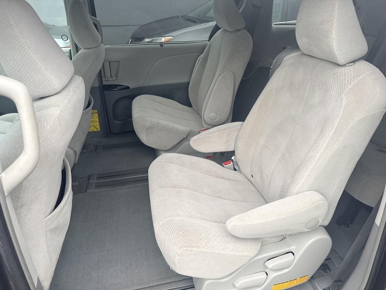 2014 Toyota Sienna LE - 8 PASSENGER - R.CAMERA - POWER SLIDING DOORS - BRAND NEW TIRES & BRAKES - LOTS OF NEW MAINTENANCE! Photo