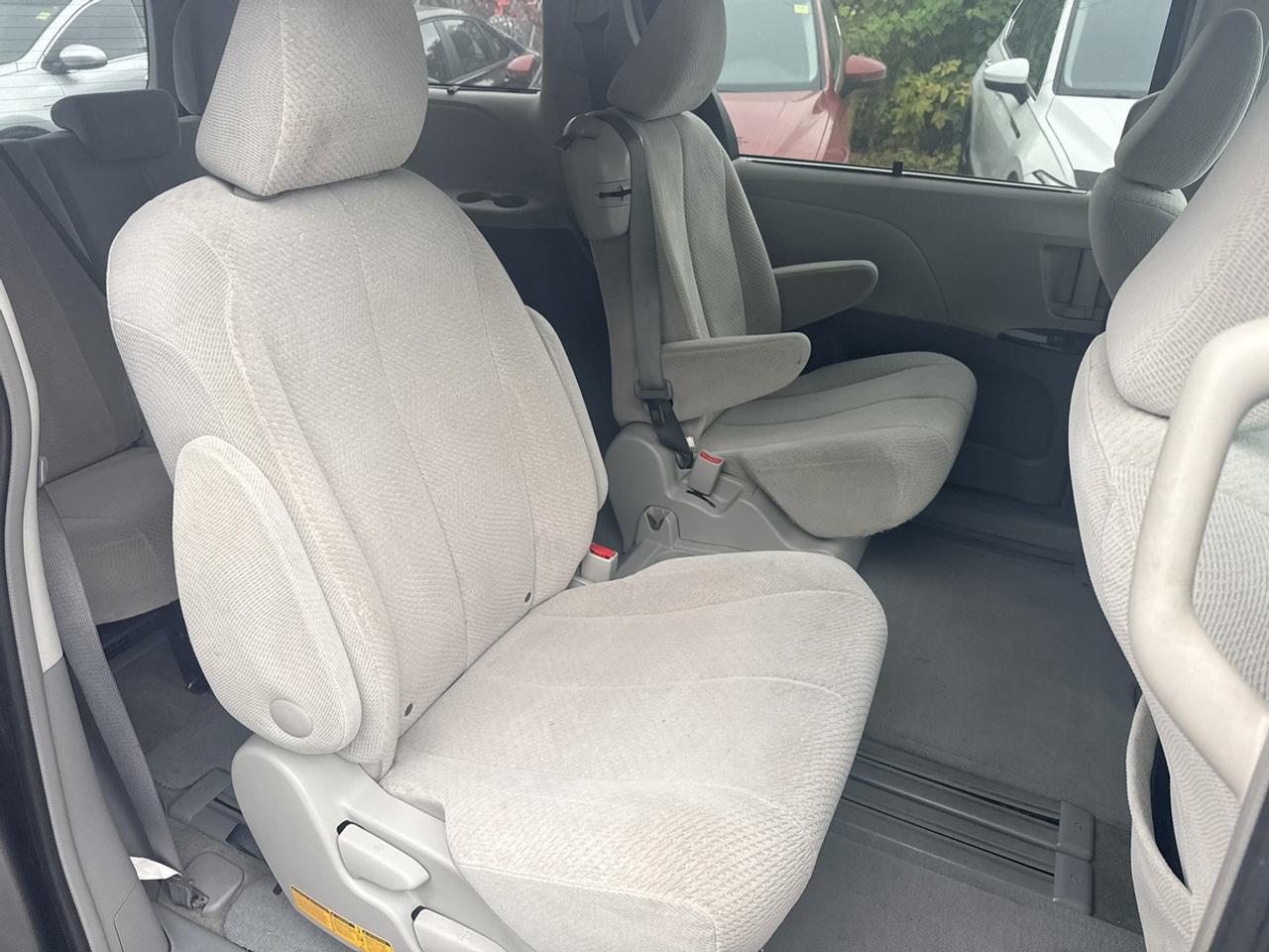 2014 Toyota Sienna LE - 8 PASSENGER - R.CAMERA - POWER SLIDING DOORS - BRAND NEW TIRES & BRAKES - LOTS OF NEW MAINTENANCE! Photo