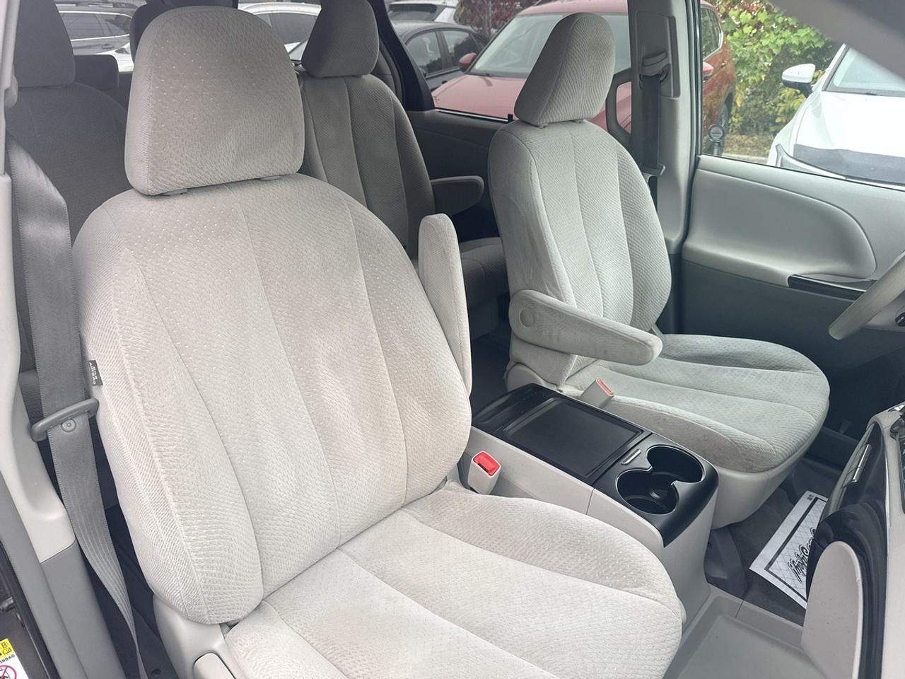 2014 Toyota Sienna LE - 8 PASSENGER - R.CAMERA - POWER SLIDING DOORS - BRAND NEW TIRES & BRAKES - LOTS OF NEW MAINTENANCE! Photo