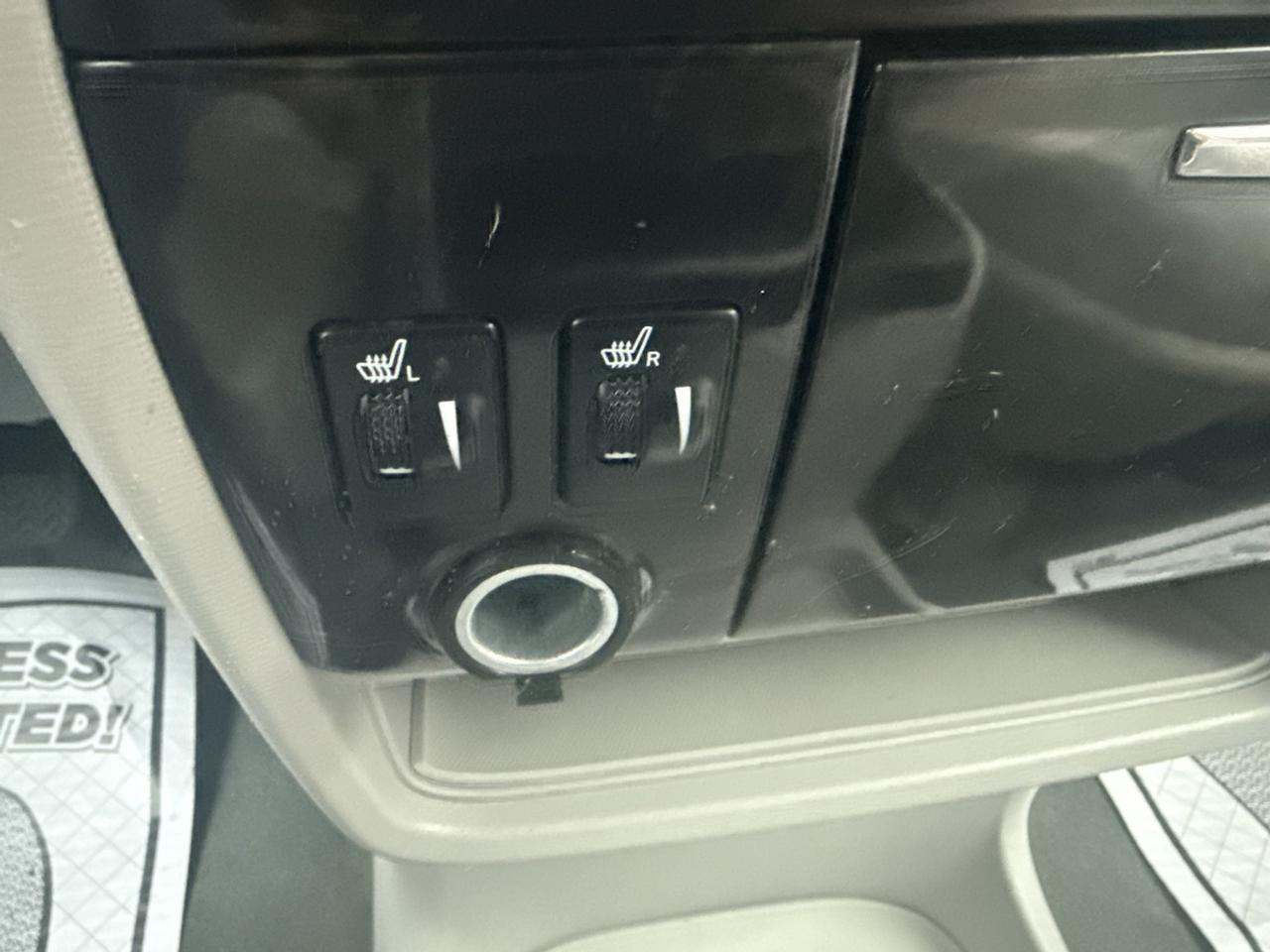 2014 Toyota Sienna LE - 8 PASSENGER - R.CAMERA - POWER SLIDING DOORS - BRAND NEW TIRES & BRAKES - LOTS OF NEW MAINTENANCE! Photo