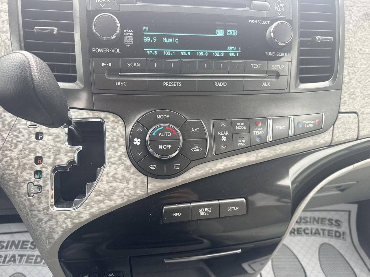 2014 Toyota Sienna LE - 8 PASSENGER - R.CAMERA - POWER SLIDING DOORS - BRAND NEW TIRES & BRAKES - LOTS OF NEW MAINTENANCE! Photo