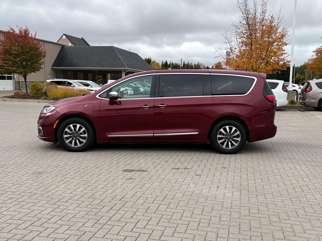 2022 Chrysler Pacifica Limited   Nav  Pano Roof  Heated/Cooled Seats  DVD Photo