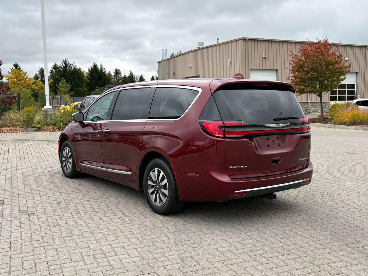 2022 Chrysler Pacifica Limited   Nav  Pano Roof  Heated/Cooled Seats  DVD Photo
