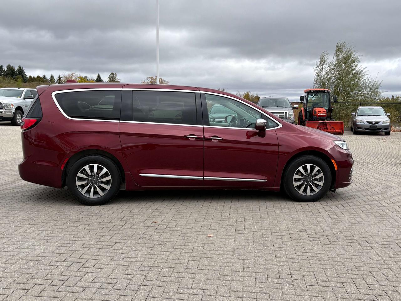 2022 Chrysler Pacifica Limited   Nav  Pano Roof  Heated/Cooled Seats  DVD Photo
