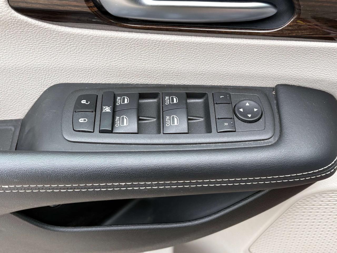 2022 Chrysler Pacifica Limited   Nav  Pano Roof  Heated/Cooled Seats  DVD Photo