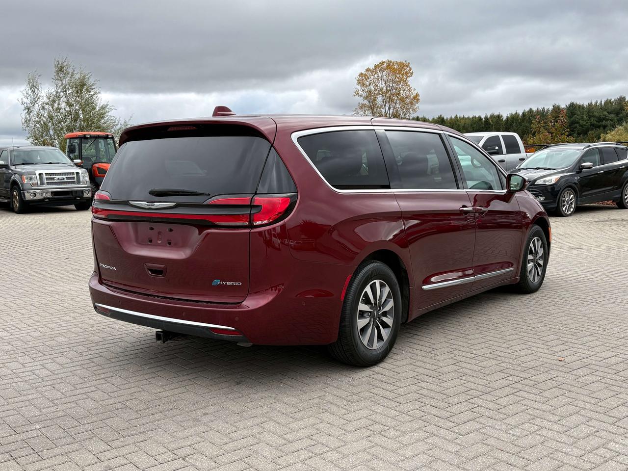 2022 Chrysler Pacifica Limited   Nav  Pano Roof  Heated/Cooled Seats  DVD Photo