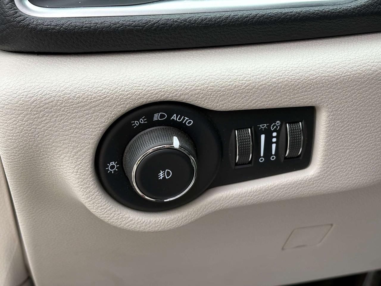 2022 Chrysler Pacifica Limited   Nav  Pano Roof  Heated/Cooled Seats  DVD Photo