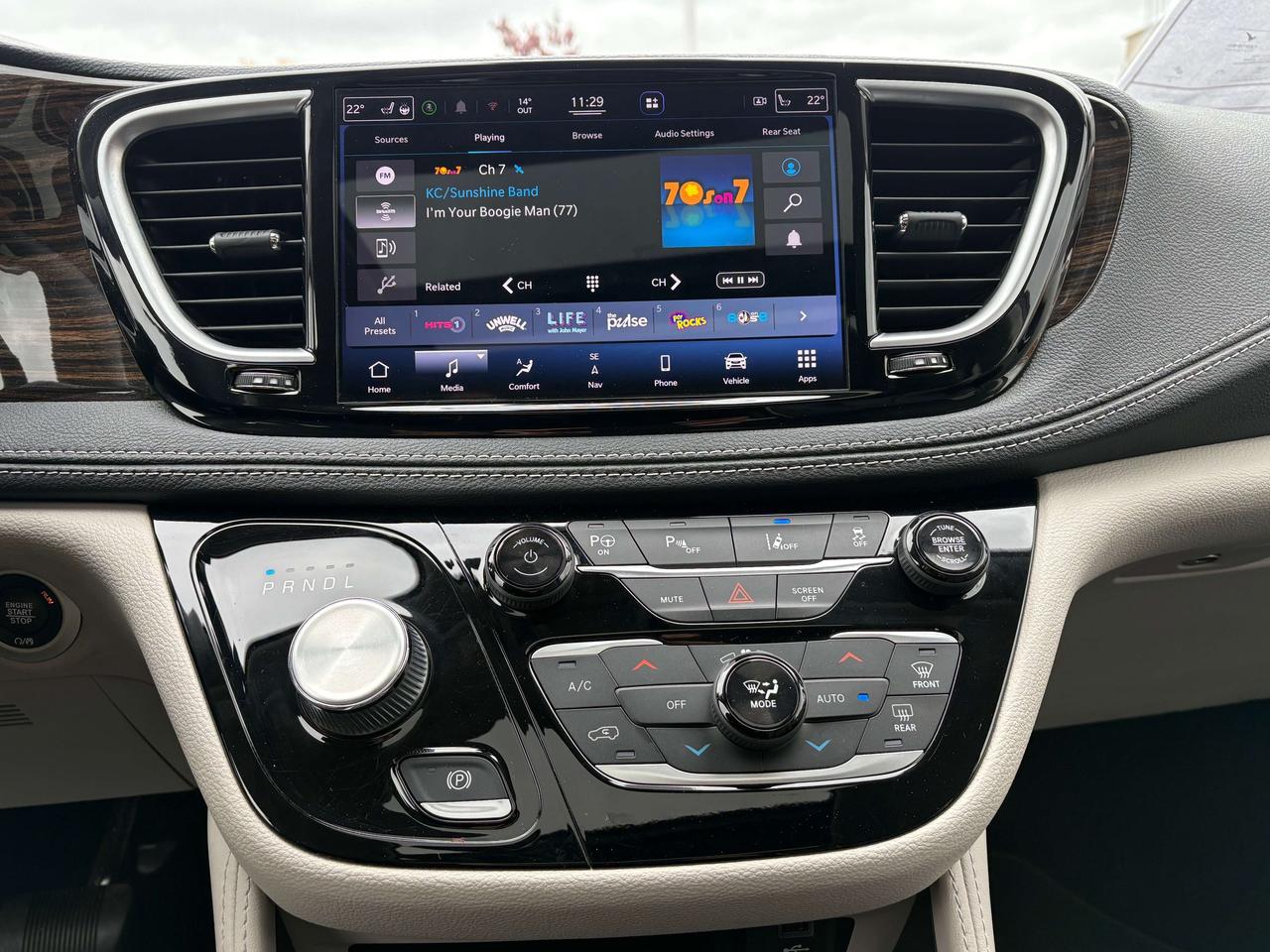 2022 Chrysler Pacifica Limited   Nav  Pano Roof  Heated/Cooled Seats  DVD Photo