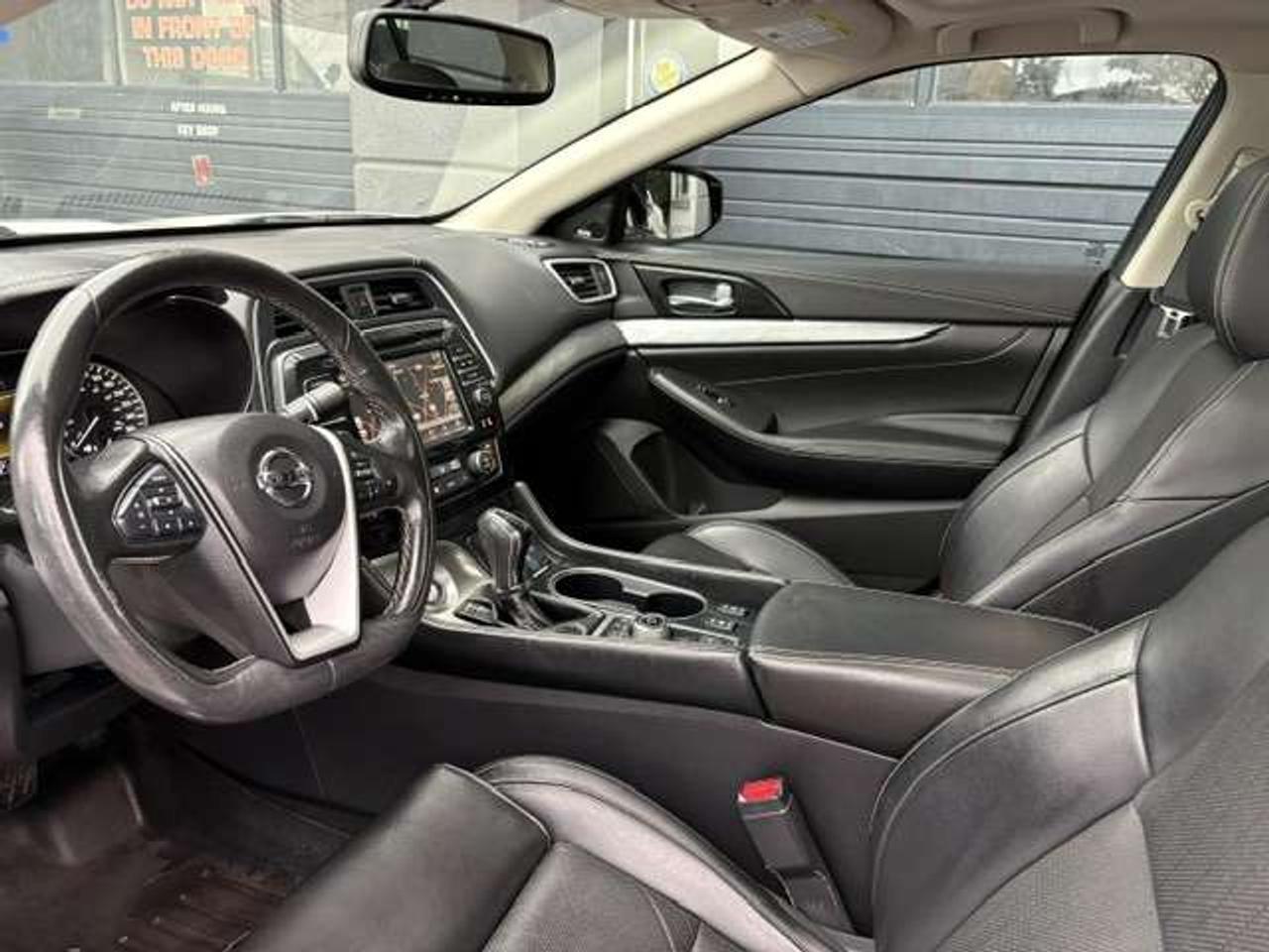 2018 Nissan Maxima SL, PANO ROOF, LEATHER, CARFAX CLEAN!! Photo2