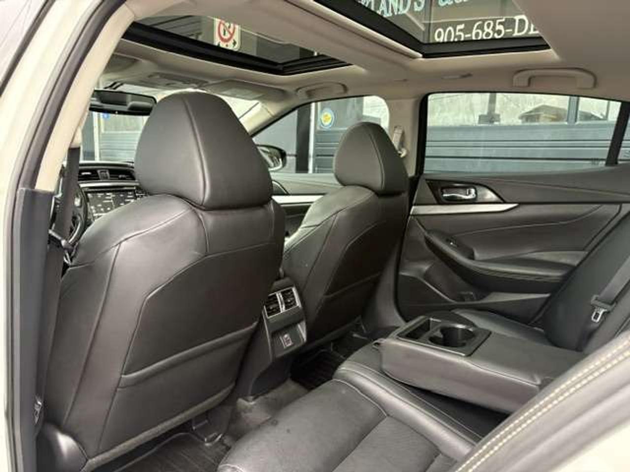 2018 Nissan Maxima SL, PANO ROOF, LEATHER, CARFAX CLEAN!! Photo